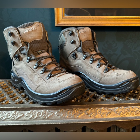 Lowa Renegade GTX women’s size 9 Mid Hiking Boot - Picture 1 of 6